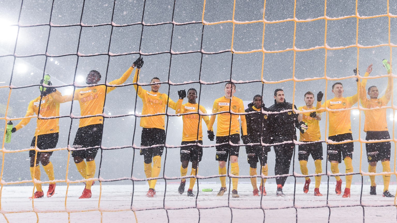 QUALITY REPEAT: YBs Spieler jubeln waehrend die Fans Pyro zünden, nach dem Schweizer Cup Viertelfinalspiel zwischen dem BSC Young Boys Bern und dem FC St. Gallen, am Donnerstag, 30. November 2017 im S ...