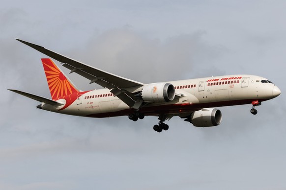 Die Boeing 787-8 Dreamliner B788 der Fluglinie Air India AI / AIC mit der Registrierung VT-ANR MSN: 36289 landet am Flughafen London Heathrow Airport EGLL/LHR. London Greater London Vereinigtes K�nigr ...