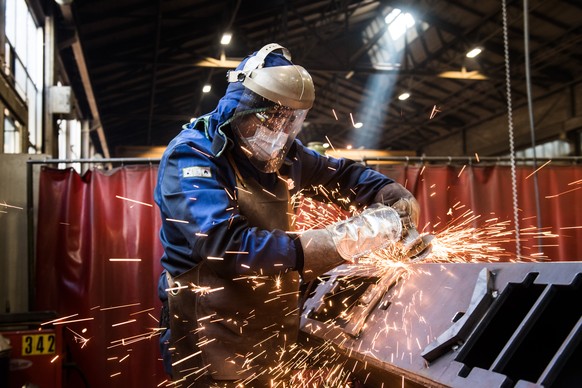 Ein Mitarbeiter bearbeitet einen wichtigen Auftrag fuer den Eisenbahnsektor der Firma Tenconi, ein in der Metallverarbeitung taetiges Unternehmen, am Dienstag, 15. April 2020, in Airolo. Unter Einhalt ...