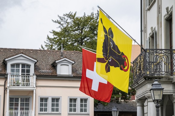 Die Urner und Schweizerfahne haengen am Rathaus von Altdorf anlaesslich des zweiten Wahlgangs der Regierungsratswahlen des Kanton Uri vom Sonntag, 21. April 2024 in Altdorf. (KEYSTONE/Urs Flueeler)