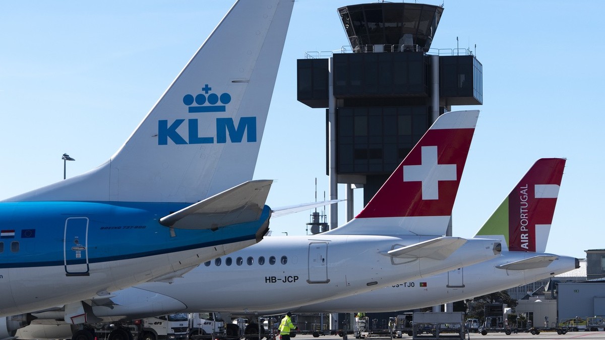 Un avion de la compagnie KLM, Swiss International Air Lines et Air Portugal sur le tarmac devant la tour de controle Skyguide ce lundi 24 fevrier 2020 a l'aeroport de Geneve. L'aeroport inte ...