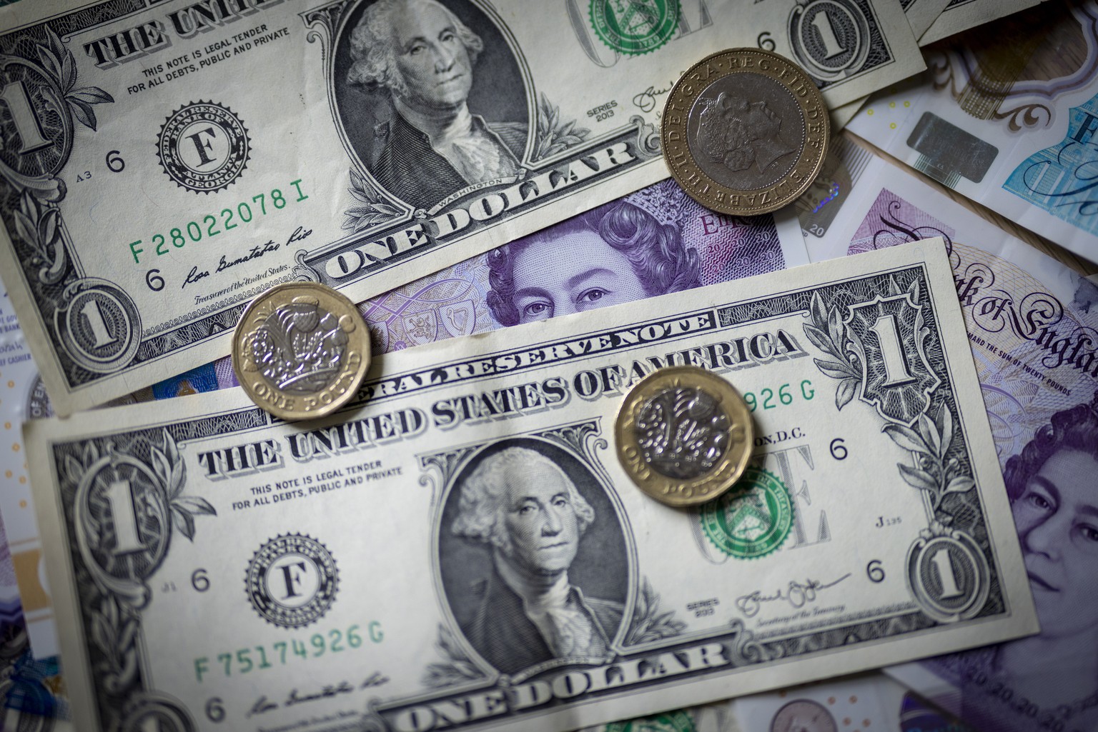 epa10207075 UK and US currencies displayed on a table as the British Pound reaches a record low against the US dollar, in London, Britain, 26 September 2022. The sterling&#039;s crash against the doll ...