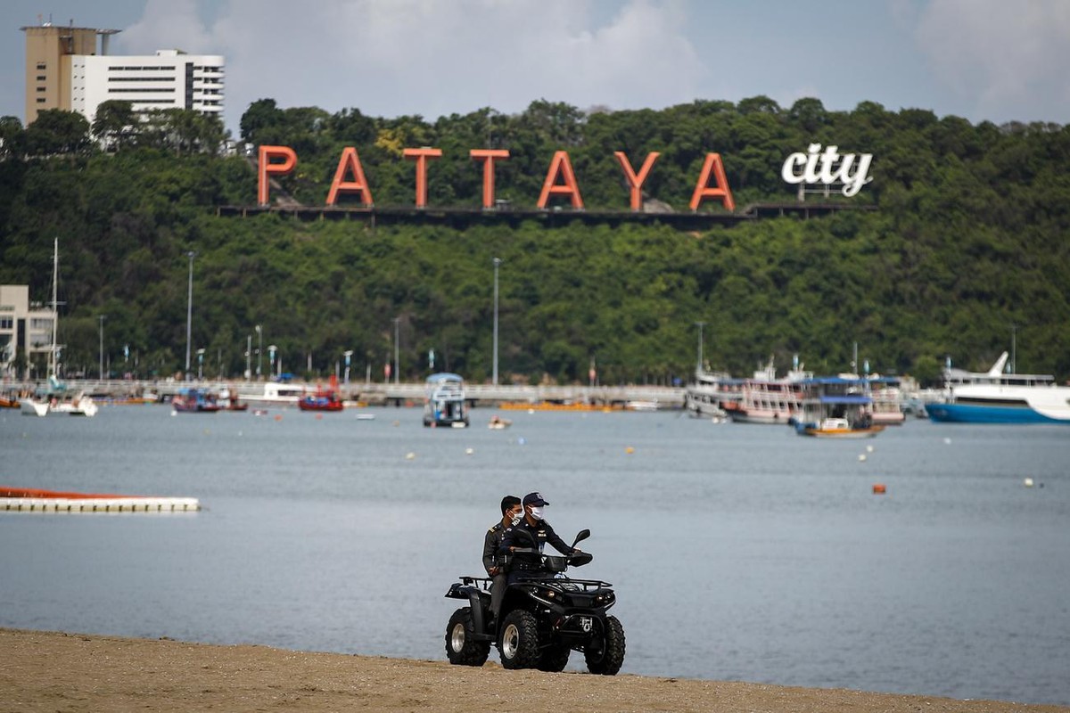 En juin 2020, des policiers patrouillaient sur la plage, le premier jour de réouverture à Pattaya, en Thaïlande. A ce moment, le pays entrait dans sa troisième phase des mesures d'assouplissement ...