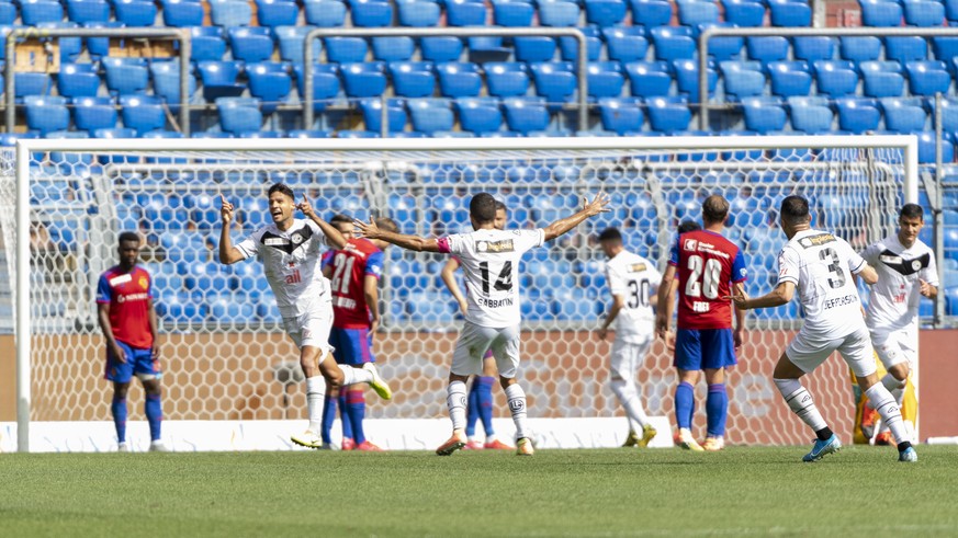 Luganos Akos Kecskes, zweiter von links, jubelt nach seinem 2:3 im Fussball Meisterschaftsspiel der Super League zwischen dem FC Basel 1893 und dem FC Lugano im Stadion St. Jakob-Park in Basel, am Son ...