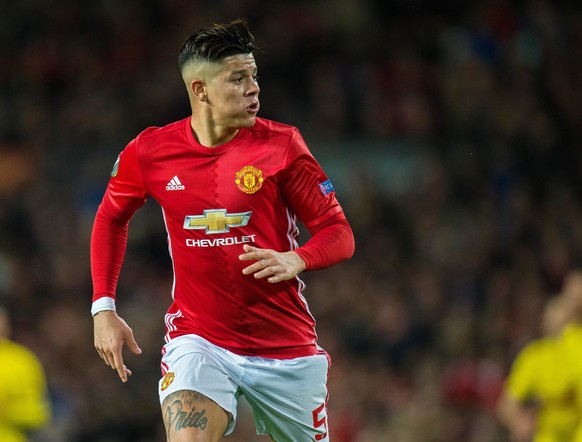 epa05853257 Manchester United&#039;s Marcos Rojo eats a banana after it being passed onto the pitch during the UEFA Europa League round of 16, second leg soccer match between Manchester United and FK  ...