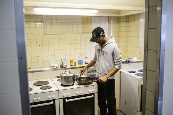 Ein Asylsuchender kocht sich Essen.