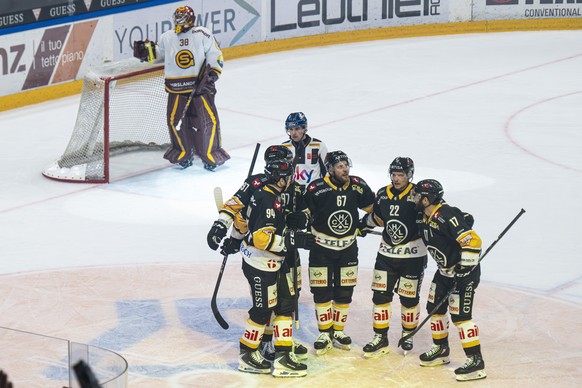 From left, keeper Stephane Charlin (GSHC), Dario Simion (HCL), Linus Omark (HCL), Santeri Alatalo (HCL) and Luca Fazzini (HCL), celebrate 3-1 goal, during the 2025/26 Swiss National League A (NLA) cha ...
