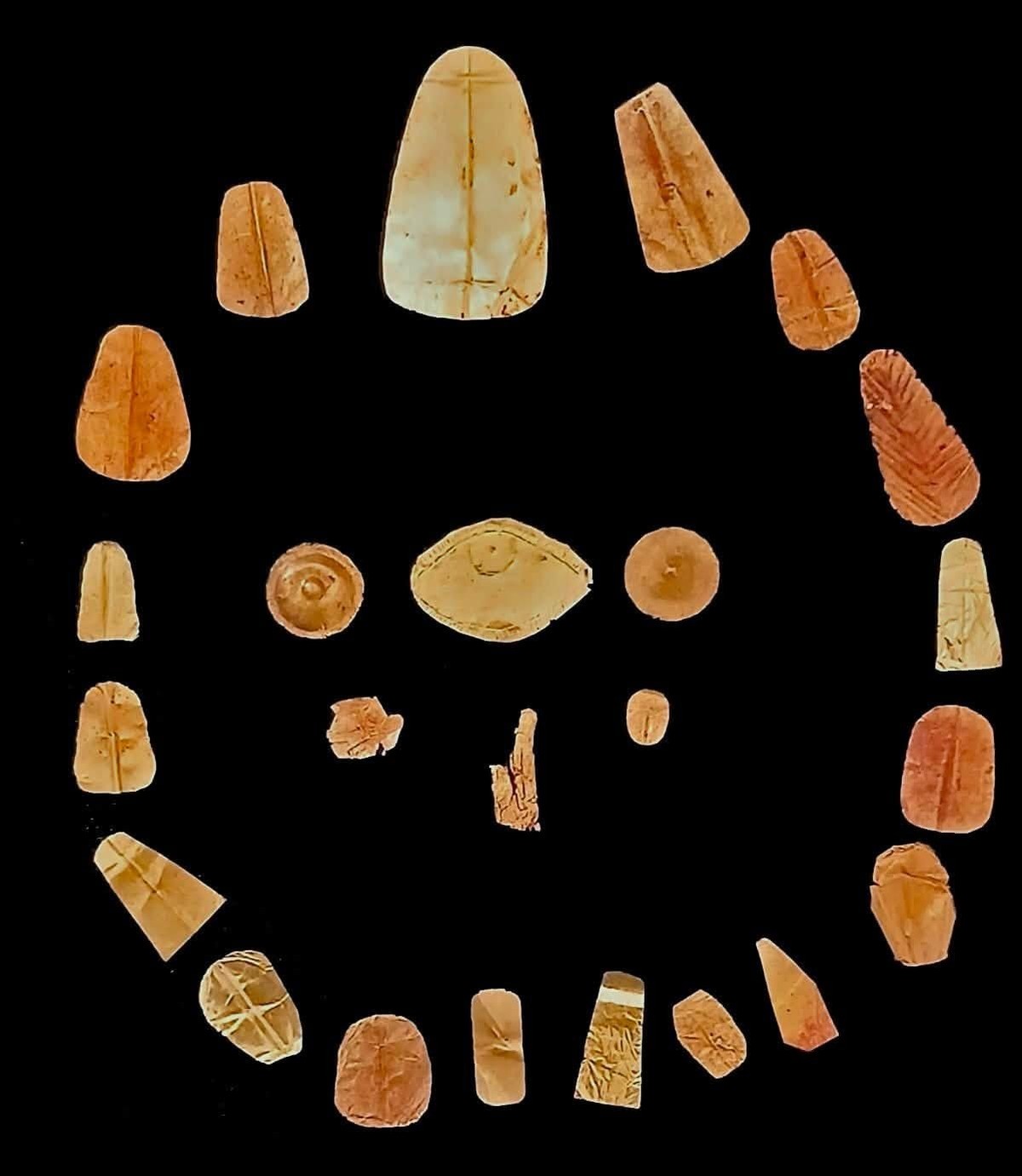 Einige der goldenen Zungen, die in den Gräbern gefunden wurden. Die alten Ägypter glaubten, dass diese Zungen den Verstorbenen helfen könnten, im Jenseits zu kommunizieren.