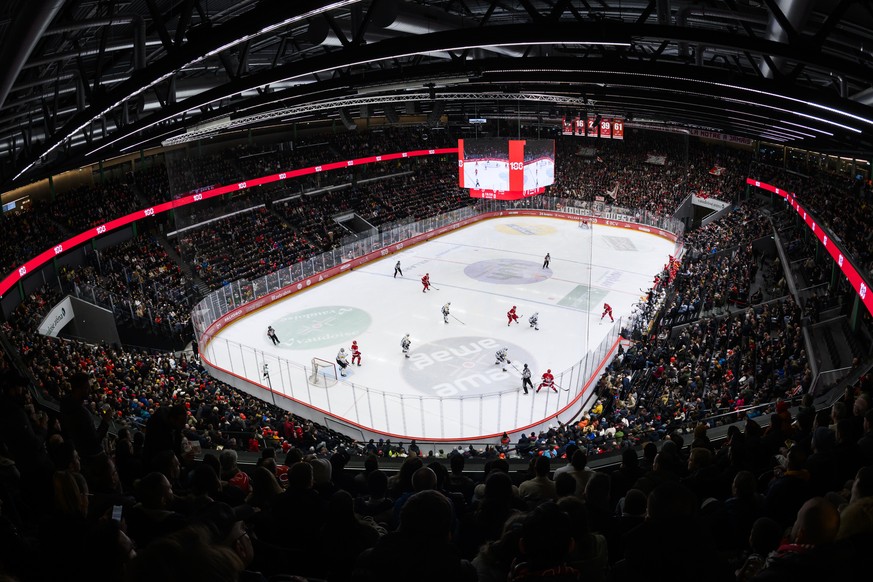 Une vue generale avec les deux equipes en action lors de la rencontre de playoff 1/4 de final acte 4 du championnat suisse de hockey sur glace de National League LNA, entre Lausanne HC, LHC, et HC Fri ...