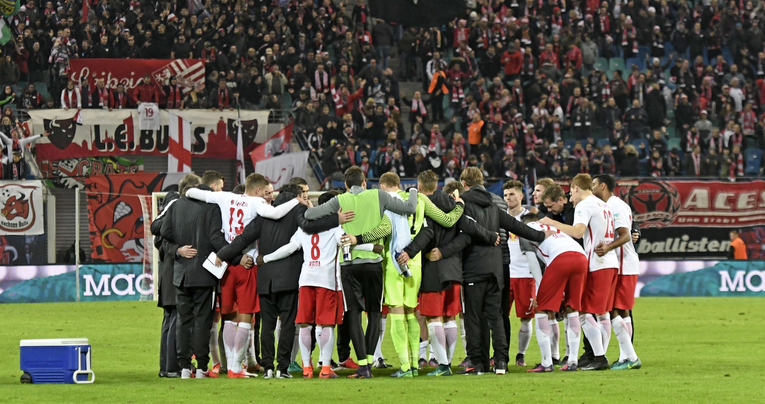 Leipzig&#039;s team celebrate after the German first division Bundesliga soccer match between RB Leipzig and 1. FSV Mainz 05 in Leipzig, Germany, Sunday, Nov. 6, 2016. Leipzig won by 3-1. (AP Photo/Je ...