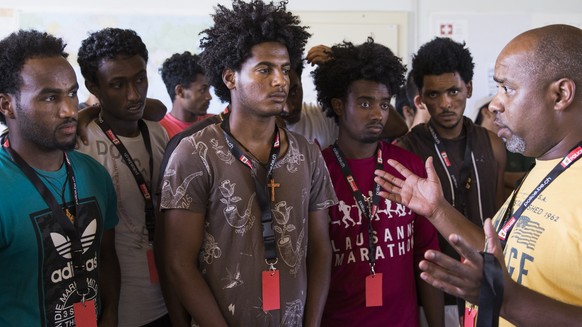 Ein Uebersetzer uebersetzt fuer Asylsuchende aus Eritrea waehrend dem Workshop &quot;Zusammen sicher im Kanton Bern&quot; der Berner Kantonspolizei fuer Asylsuchende, am Dienstag, 29. August 2017, in  ...