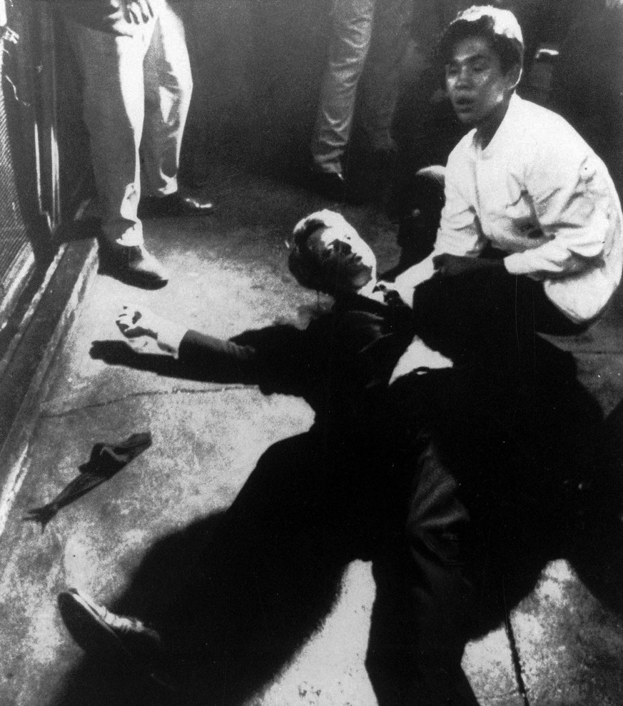Robert Kennedy liegt tödlich getroffen im Ambassador Hotel in Los Angeles auf dem Boden.&nbsp;