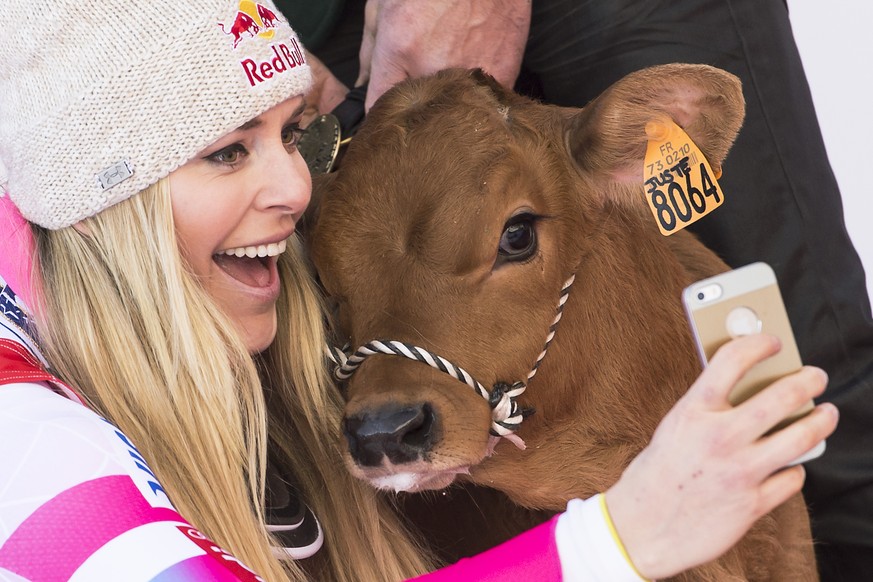 Lindsey Vonn gewinnt in Val d'Isère und übernimmt die Führung im Abfahrtsweltcup. Zudem erhält sie das Kälbchen Winnie – das muss natürlich gleich mit auf einen Selfie.