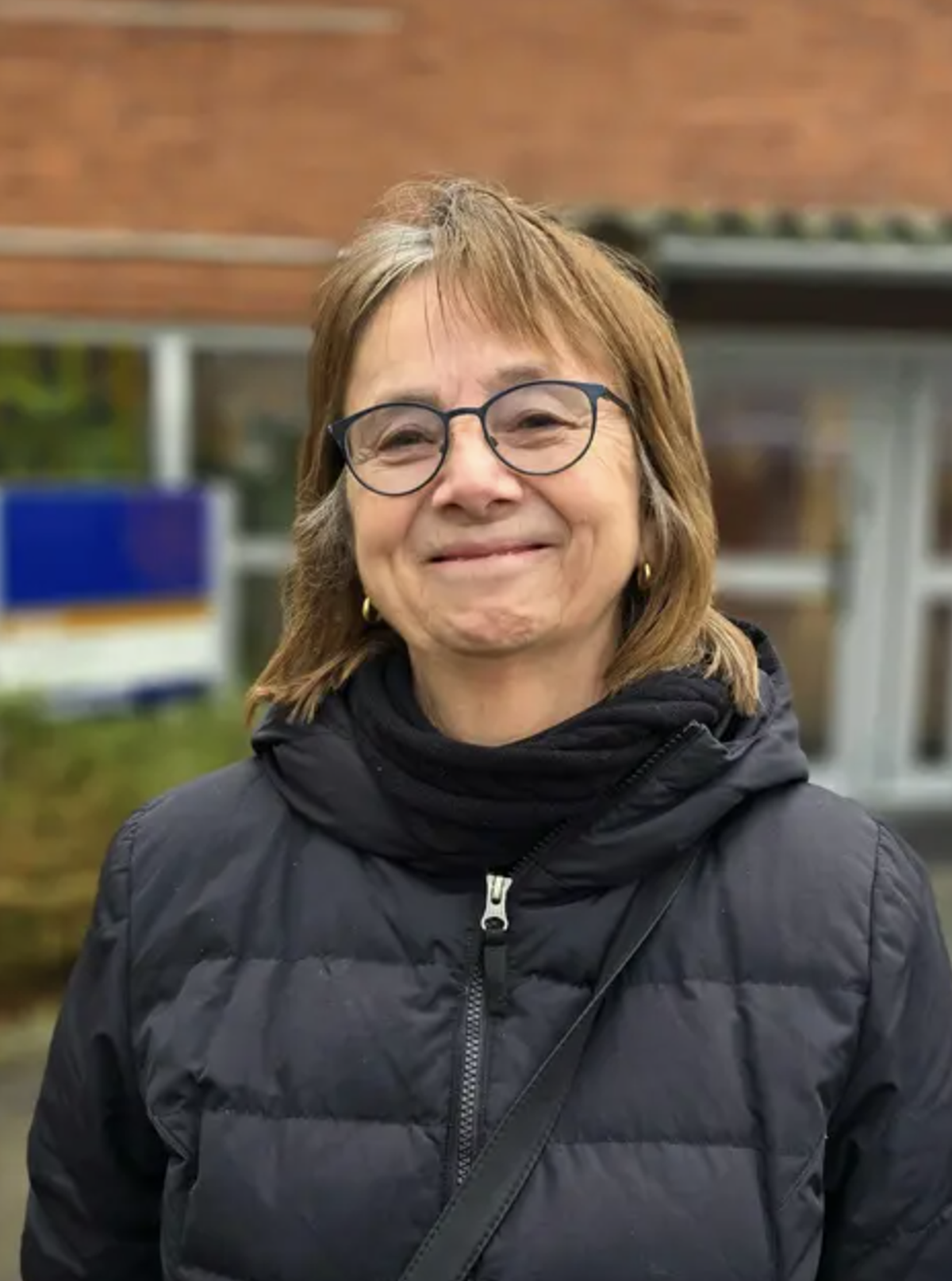 Annika, une retraitée de 72 ans, a été la première à monter dans le conteneur.