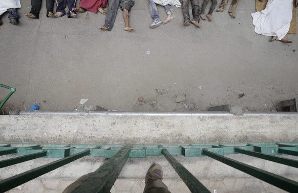 Tote werden beim Bir Hospital in Kathmandu notdürftig aufgebahrt.