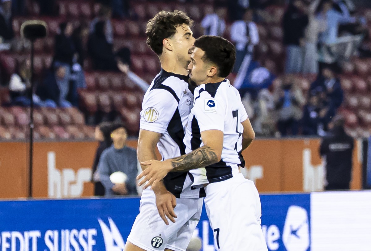 Lindrit Kamberi (FCZ) (Mitte links) jubelt mit Bledian Krasniqi (FCZ) (Mitte rechts) und Teamkollegen nach seinem Tor zum 2:1 im Fussball Meisterschaftsspiel der Swiss Super League zwischen dem FC Zue ...