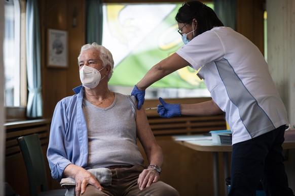 epa08981606 82-year-old Valerio Amati is getting vaccinated against Covid-19 aboard the ship &#039;Thurgau&#039;, in Romanshorn, Switzerland, 02 February 2021. Per day, up to 170 people should get the ...