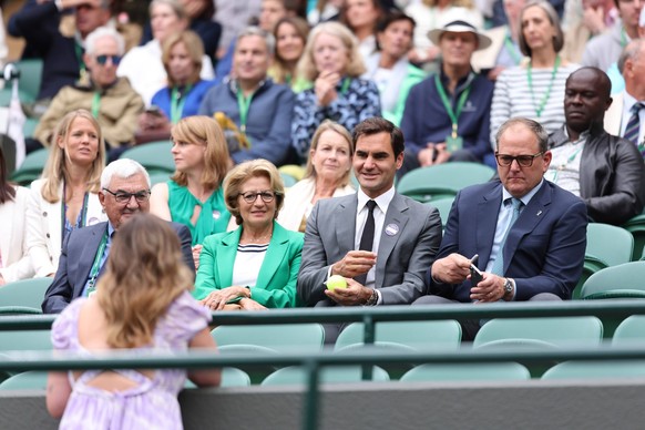 Roger Federer Sui and his parents and manager Tony Godsick TENNIS : Wimbledon 2024 - 06/07/2024 AntoineCouvercelle/Panoramic PUBLICATIONxNOTxINxFRAxBEL
