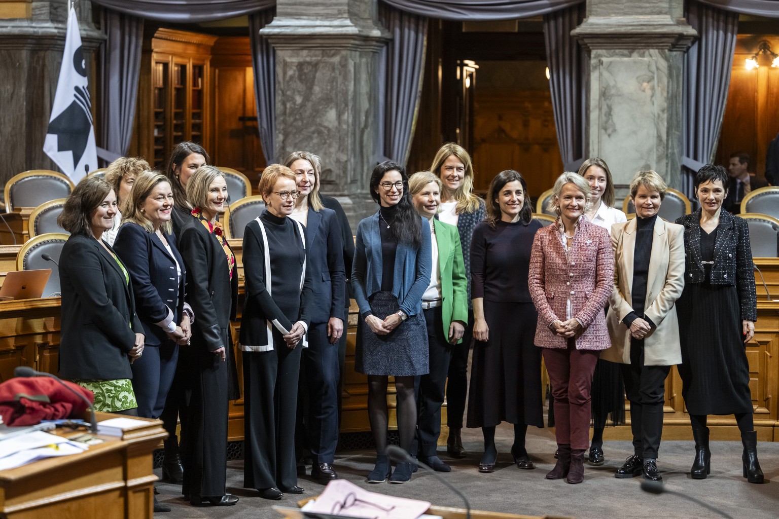 Die 16 Staenderaetinnen posieren nach Sitzungsschluss fuer die Parlamentsdienste zu einem Gruppenbild, an der Wintersession der Eidgenoessischen Raete, am Montag, 11. Dezember 2023 im Staenderat in Be ...