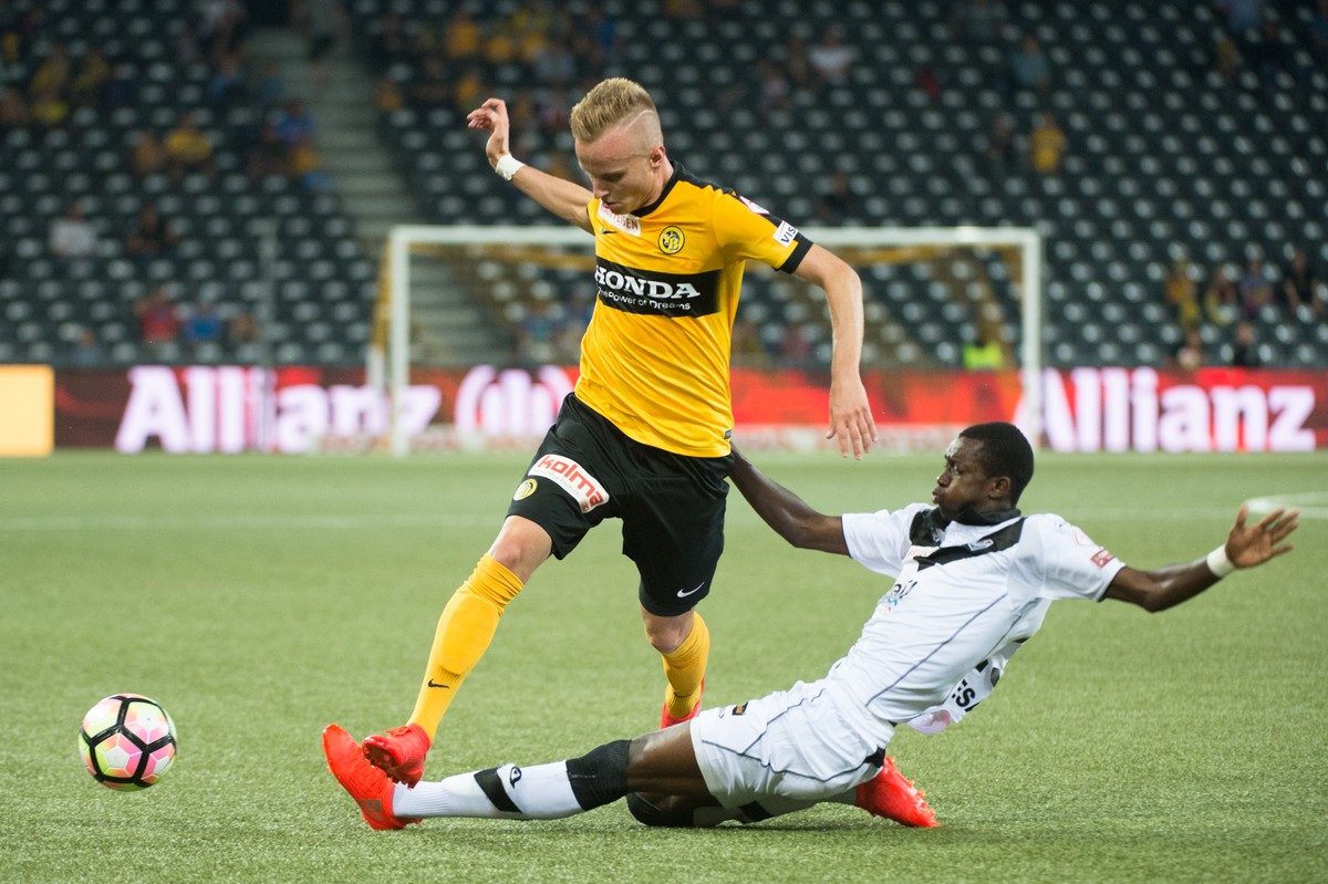 30.07.2016; Bern; Fussball Super League - BSC Young Boys - FC Lugano; Assan Ceesay (Lugano) graetscht gegen Florent Hadergjonaj (YB) (Claudio de Capitani/freshfocus)