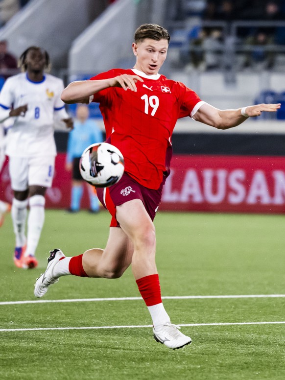 epa12526858 Switzerland's Alessandro Vogt, center, fights for the ball with France's Jaydee Canvot, left, and France's Leny Yoro, right, during the UEFA European Under-21 Championship 2 ...