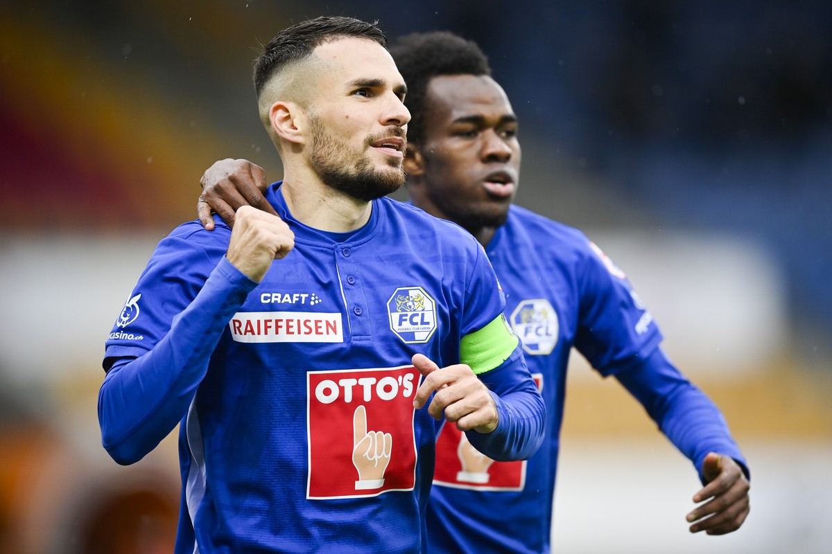 Luzerns Sorgic Dejan, links, und Luzerns Ibrahima Ndiaye bejubeln das 0-1 im Fussball Super League Spiel zwischen dem FC Vaduz und dem FC Luzern, am Samstag, 1. Mai 2021, im Rheinpark Stadion in Vaduz ...