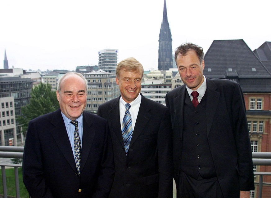 Schill (r.) am Ziel: Eine Koalition mit FDP und CDU. In der Mitte der Erste Bürgermeister Ole von Beust.