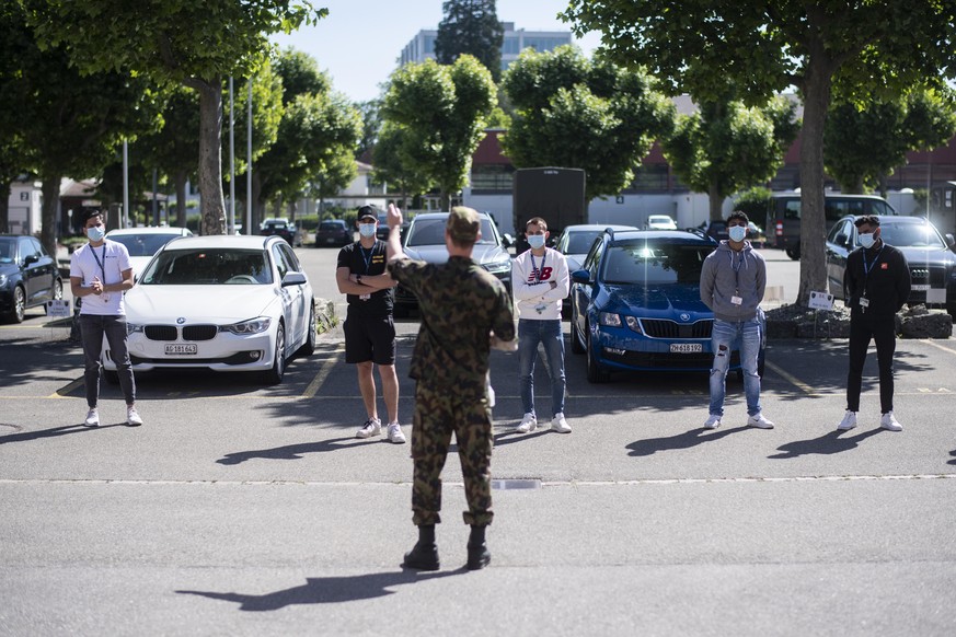 Ein Rekrut informiert die jungen Maenner wahrend der Coronavirus Pandemie (Covid-19), aufgenommen am 27. Mai 2020 im Rekrutierungszentrum der Schweizer Armee in Aarau. Stellungspflichtige aus den Kant ...