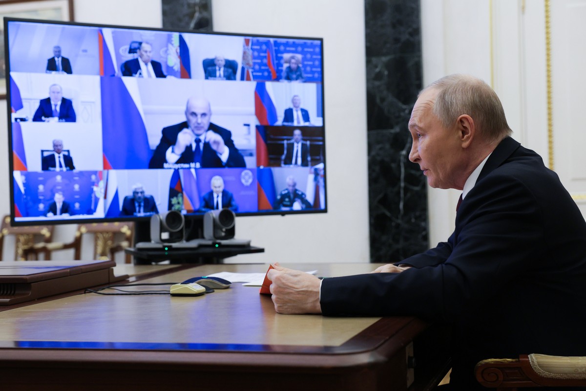 epa12540492 Russian President Vladimir Putin delivers his speech at an operational meeting with permanent members of the Russian Security Council at the Kremlin in Moscow, Russia, 21 November 2025. Ru ...