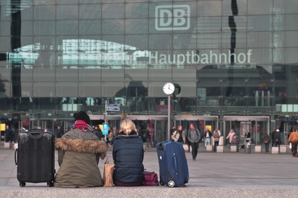 Reisende im Bahnhof Berlin: Der Streik soll bis am Montagmorgen dauern.