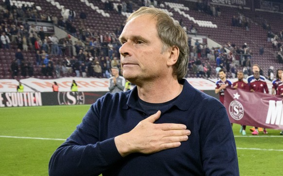 L&#039;entraineur du Servette FC Alain Geiger salue les supporters avec ses joueurs qui tiennent une banderole &quot;Merci pour ces cinq belles annees coach&quot; lors de sont dernier match a domicile ...