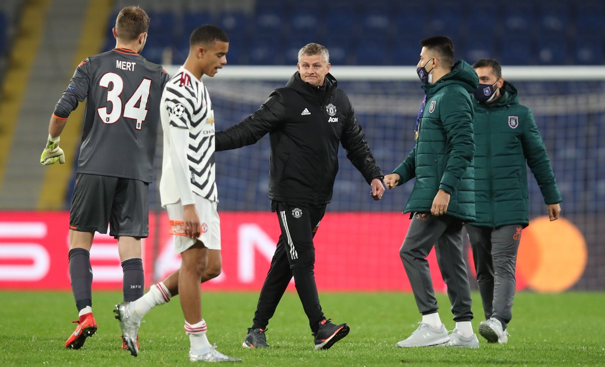 epa08799007 Manchester United's manager Ole Gunnar Solskjaer (C) reacts after the UEFA Champions League group H soccer match between Istanbul Basaksehir and Manchester United in Istanbul, Turkey, ...