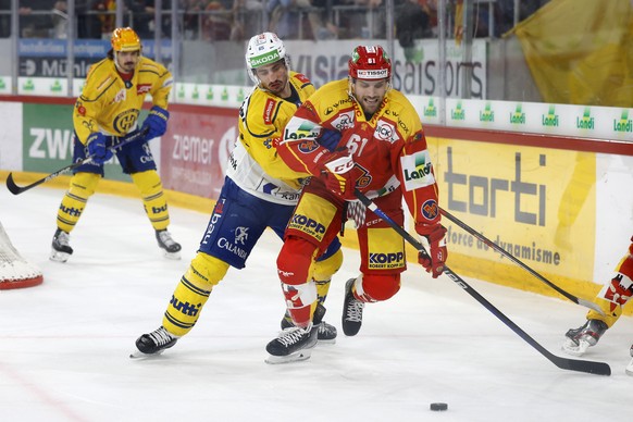 Biels Riley Sheahan, rechts, und Davos Marc Wieser in Aktion, im Eishockey Meisterschaftsspiel der National League zwischen EHC Biel und HC Davos, am Dienstag, 20. Dezember 2022, in der Tissot Arena i ...