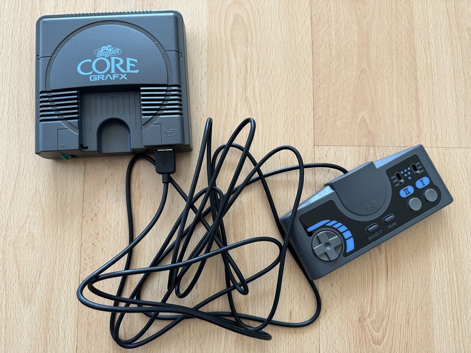 Der Controller liegt sehr gut in den Händen und das Kabel ist lang genug.