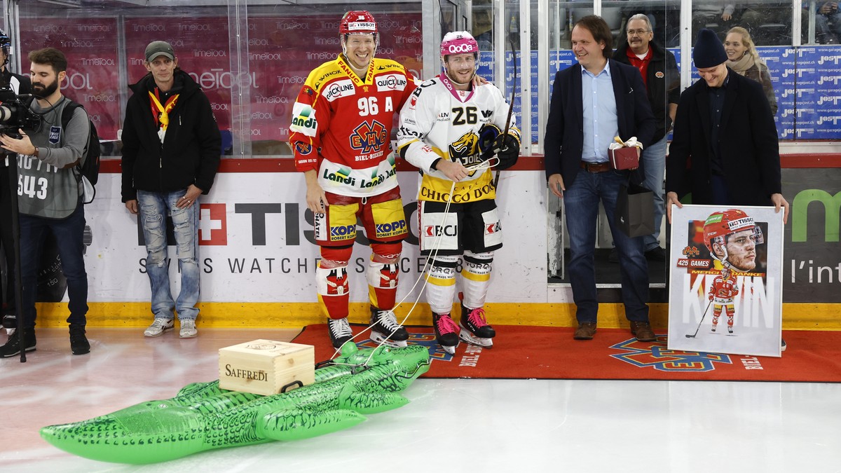 Ajoies Kevin Fey, Mitte, wird vor dem Spiel von Biels Manager Martein Steinegger, 2. von rechts, Biels Damien Brunner, links, und Biels Gaetan Haas, rechts, geeehrt und beschenkt, vor dem Eishockey Me ...