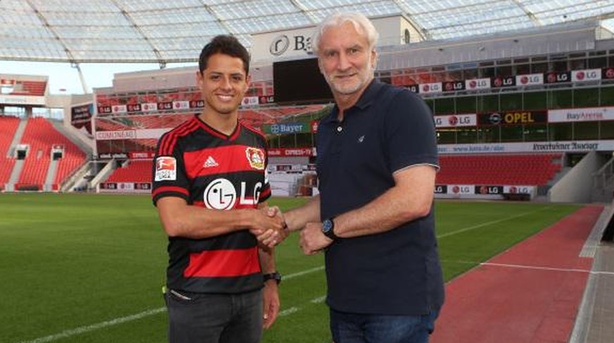 Spektakulärer Neuzugang: Rudi Völler begrüsst «Chicharito» in Leverkusen.