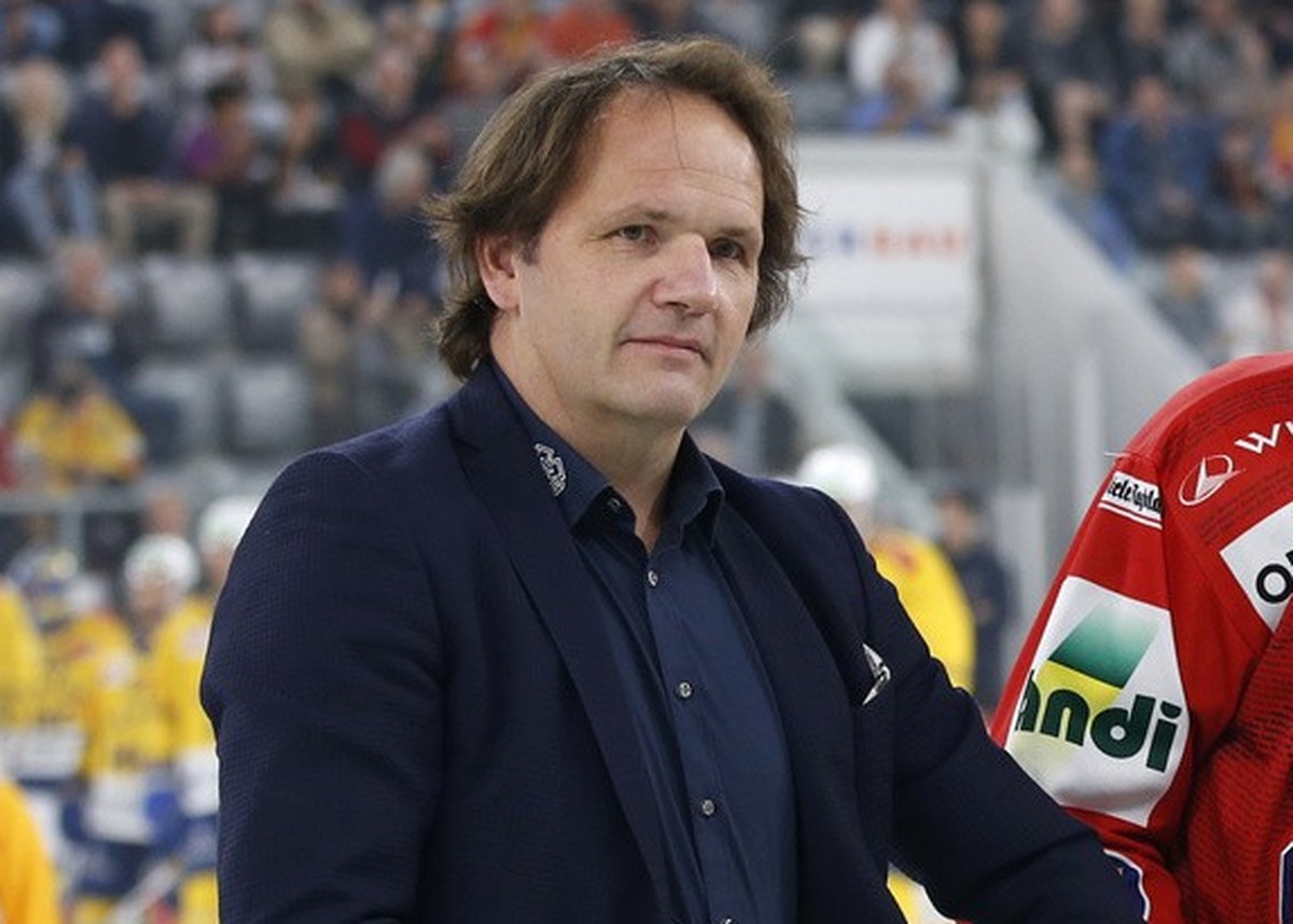 Biels Beat Forster wird vor dem Spiel fuer sein 1000. Spiel in der National League von EHCB General Manager Martin Steinegger, links, und Liga-Direktor Denis Vaucher, rechts, geehrt, vor dem Eishockey ...