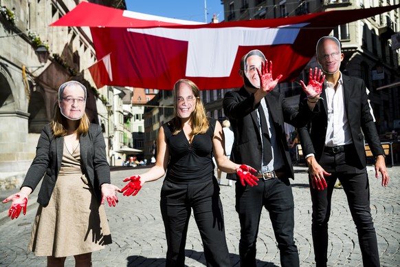 BILDPAKET -- ZUM JAHRESRUECKBLICK 2018 JUNI, STELLEN WIR IHNEN HEUTE FOLGENDES BILDMATERIAL ZUR VERFUEGUNG -- Quatre militants deguises avec des masques representant Guy Parmelin, Ueli Maurer, Ignazio ...