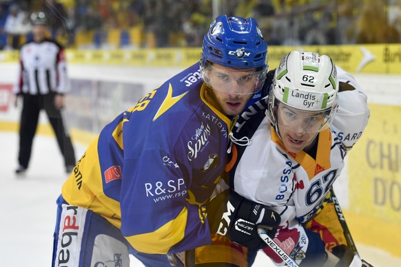 Samuel Walser von Davos, links, gegen Jarkko Immonen von Zug, beim zweiten Playoff-Halbfinalspiel der National League A zwischen dem HC Davos und EV Zug, am Donnerstag, 23. Maerz 2017, in der Vaillant ...