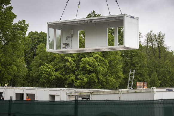 Container werden fuer das Dorf fuer Ukrainische Fluechtlinge auf dem Berner Viererfeld installiert, am Donnerstag, 5. Mai 2022 in Bern. Der Kanton Bern errichtet auf dem Berner Viererfeld ein Containe ...