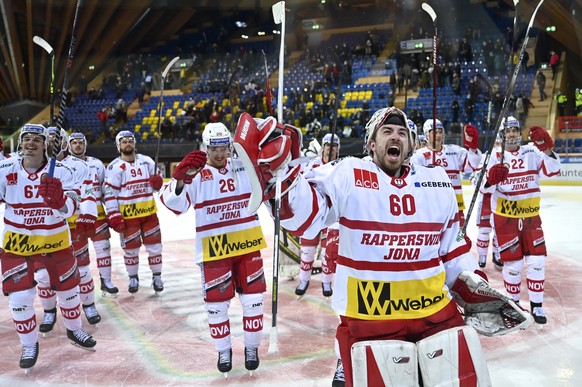 Die Rapperswiler mit ihrem ungeschlagenen und best Player ausgezeichnetten Torhueter Melvin Nyffeler, vorne, jubeln nach dem 0:2 gewonnenem Game im Eishockey Qualifikationsspiel der National League zw ...