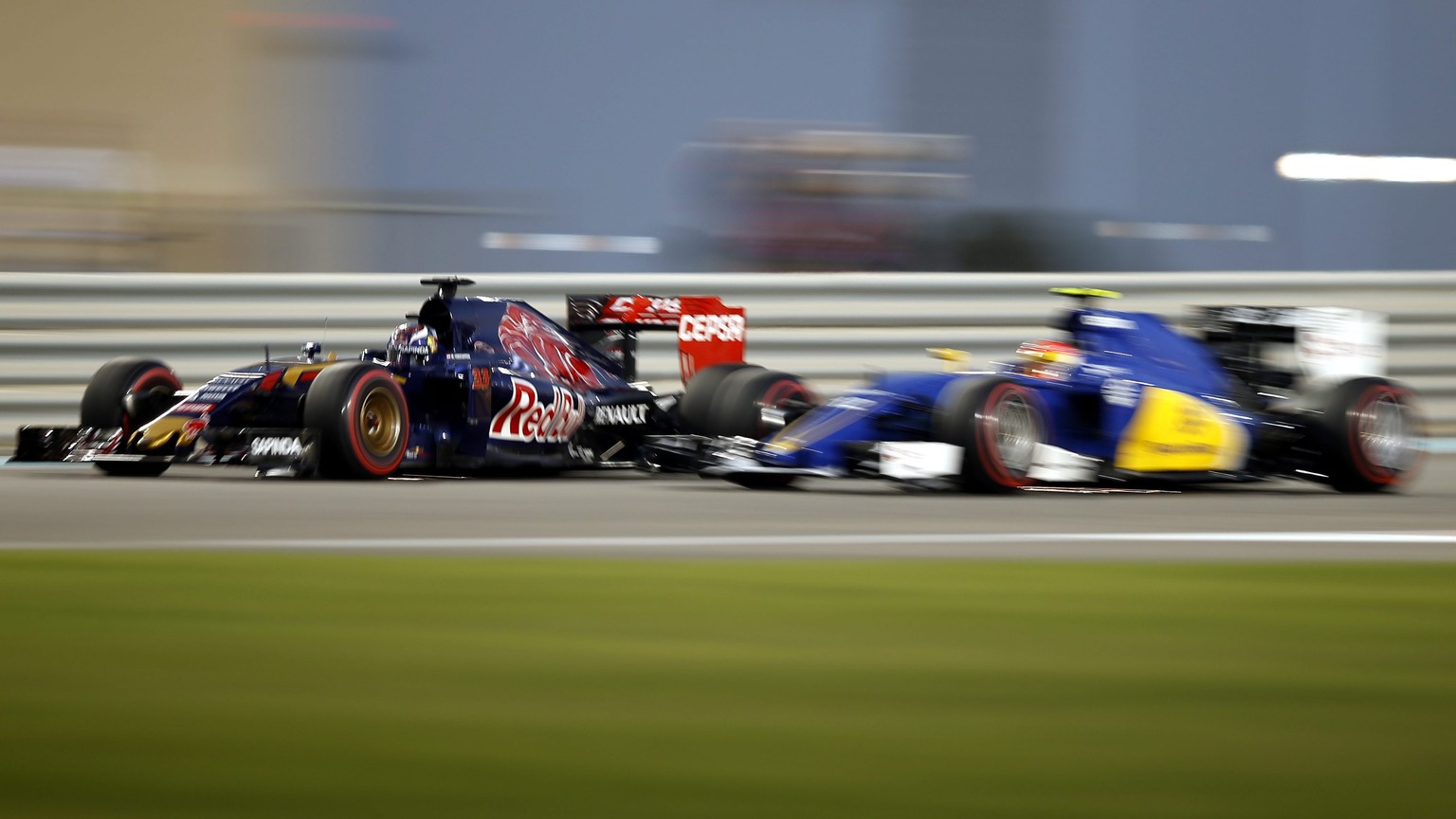 Rad an Rad, schon im Qualifying: Saubers Felipe Nasr (rechts) in Abu Dhabi gegen Max Verstappen im Toro Rosso.