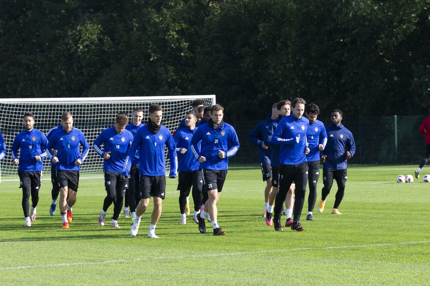 Die Mannschaft des FC Basel beim Einlaufen waehrend dem Training am Mittwoch, 30. September 2020 auf dem Sportplatz St. Jakob vor dem UEFA Cup Qualifikationsspiel zwischen dem FC Basel und CSKA Sofia. ...