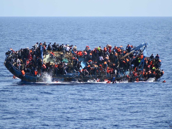 Flüchtlinge kentern mit einem überfüllten Boot vor Italien, Mai 2016. 