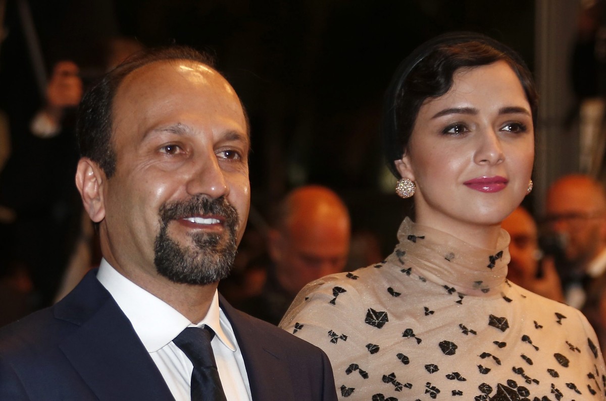 epa05322056 Iranian director Ashgar Farhadi (L) and Iranian actress Taraneh Alidoosti (R) arrive for the screening of 'Forushande' (The Salesman) during the 69th annual Cannes Film Festival, ...