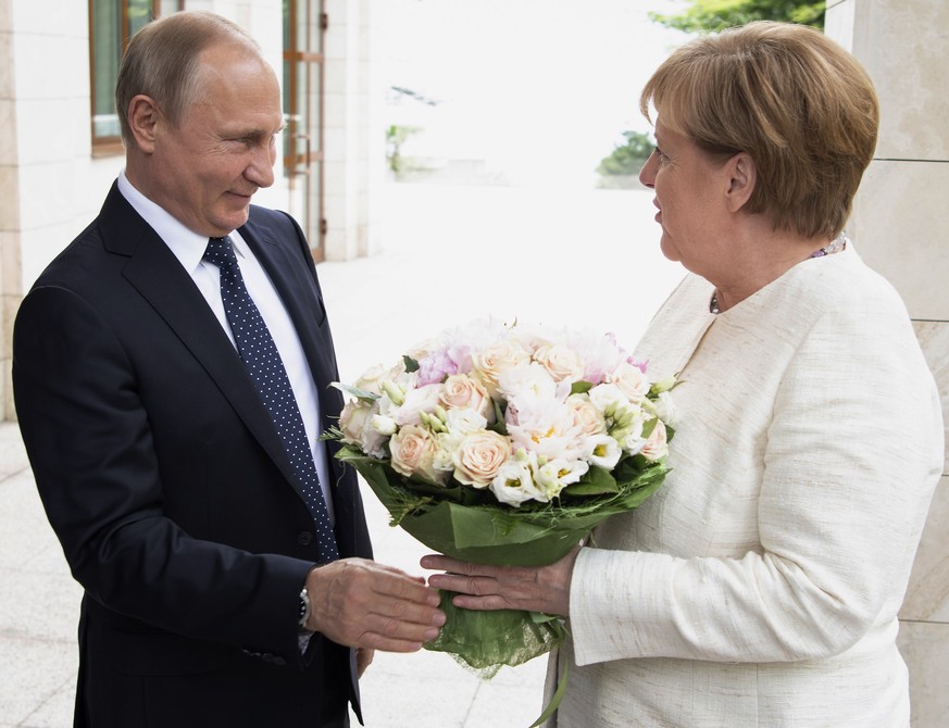 epa06746840 A handout photo made available by the German Government (Bundesregierung) on 18 May 2018 shows Russian President Vladimir Putin (L) welcoming German Chancellor Angela Merkel (R) for a meet ...