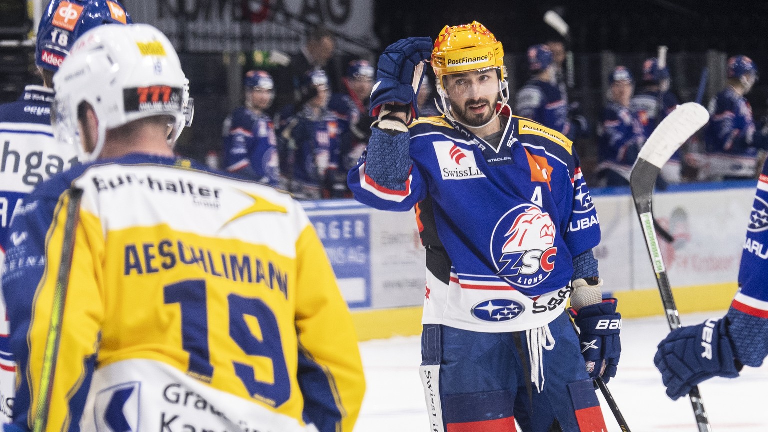 Zuerichs Top Scorer PostFinance Denis Hollenstein jubelt nach seinem 4:1 Tor im Eishockeyspiel der National League zwischen den ZSC Lions und dem HC Davos am Dienstag, 15. Dezember 2020, im Zuercher H ...