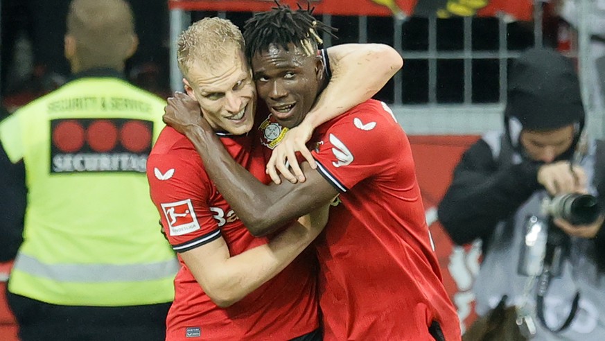 epa10290688 Leverkusen&#039;s Mitchel Bakker (L) celebrates with teammates after scoring the 5-0 lead during the German Bundesliga soccer match between Bayer 04 Leverkusen and Union Berlin in Leverkus ...