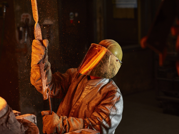 man melting copper Kupfer Industrie