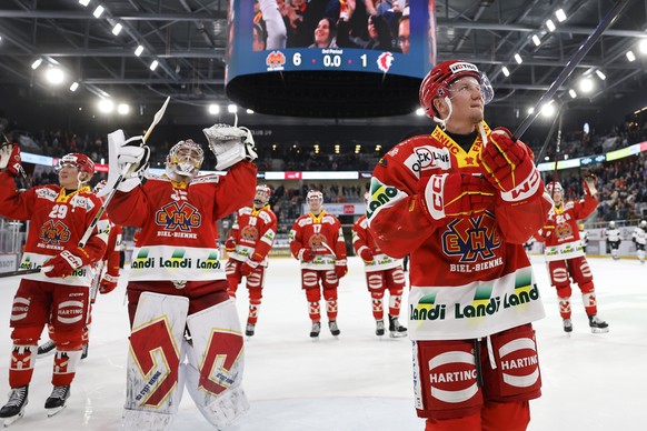 Toni Rajala (EHCB), rechts, Torhueter Harri Saeteri (EHCB) und ihre Teamkollegen jubeln ueber den Sieg im Eishockey Meisterschaftsspiel der National League zwischen dem EHC Biel und dem Lausanne HC, a ...